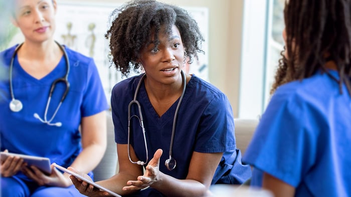 Nurse leader guiding nurse team on how to use digital tools